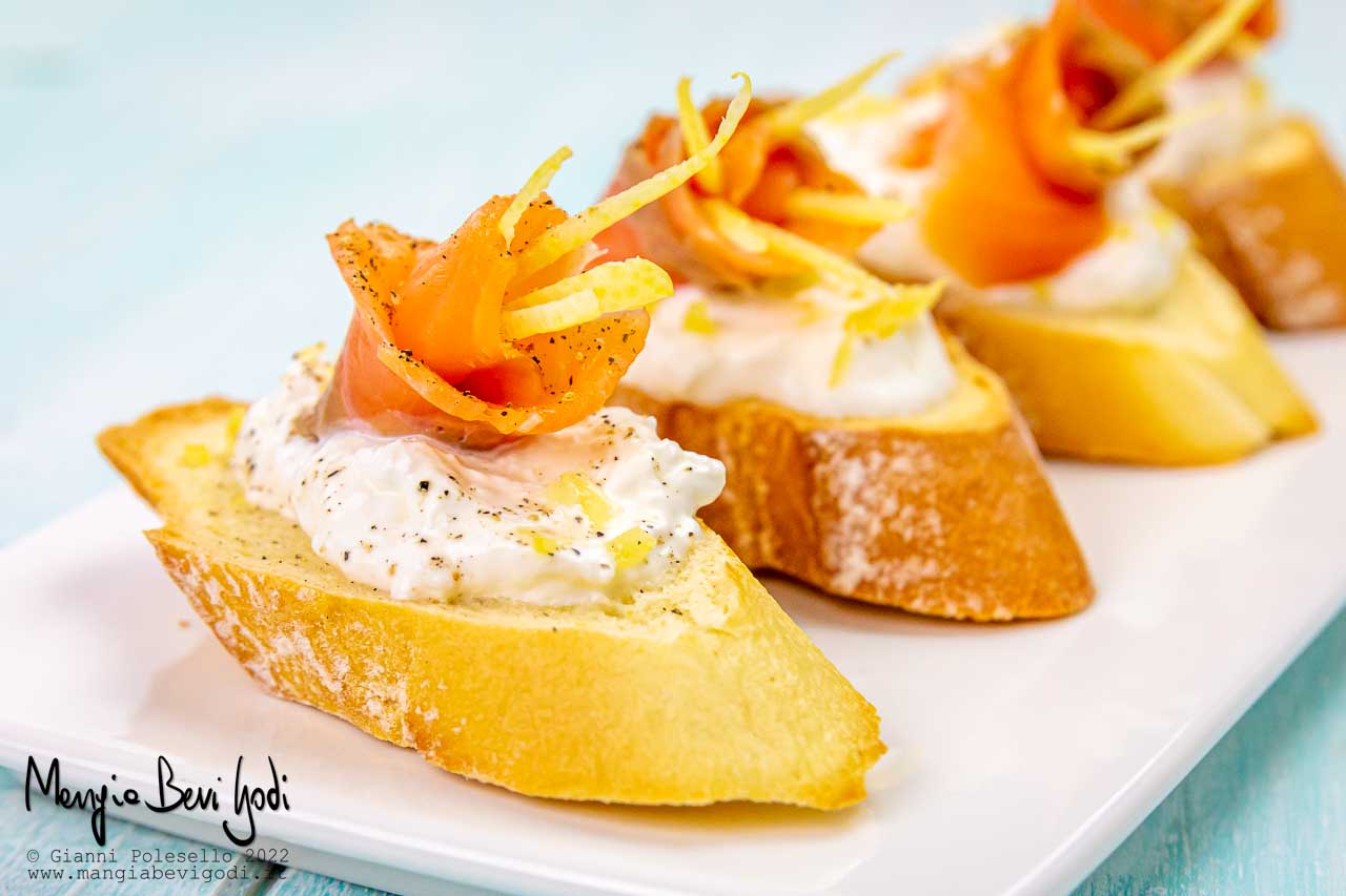 crostini con salmone e stracciatella di burrata