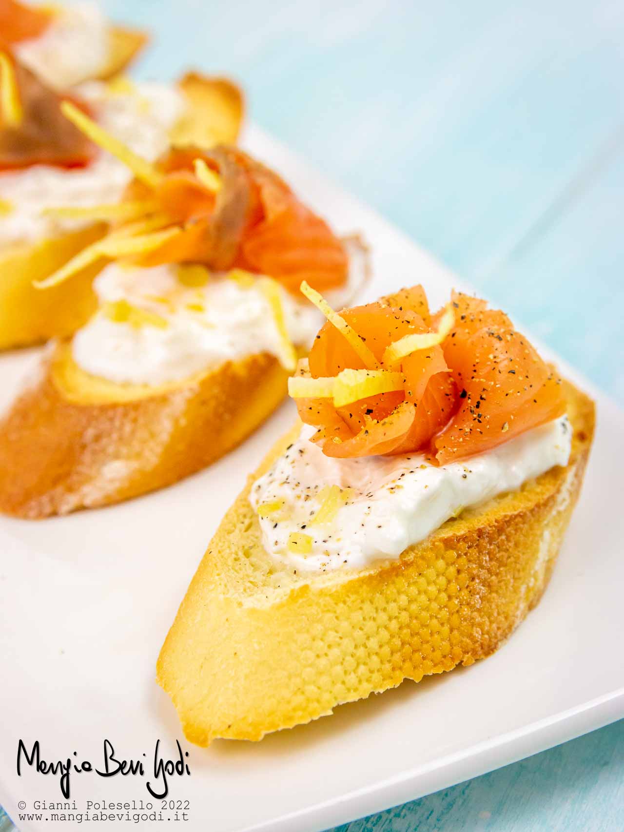 crostini con salmone e stracciatella di burrata