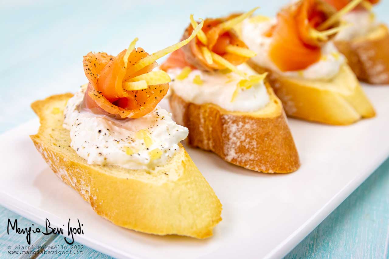 crostini con salmone e stracciatella di burrata