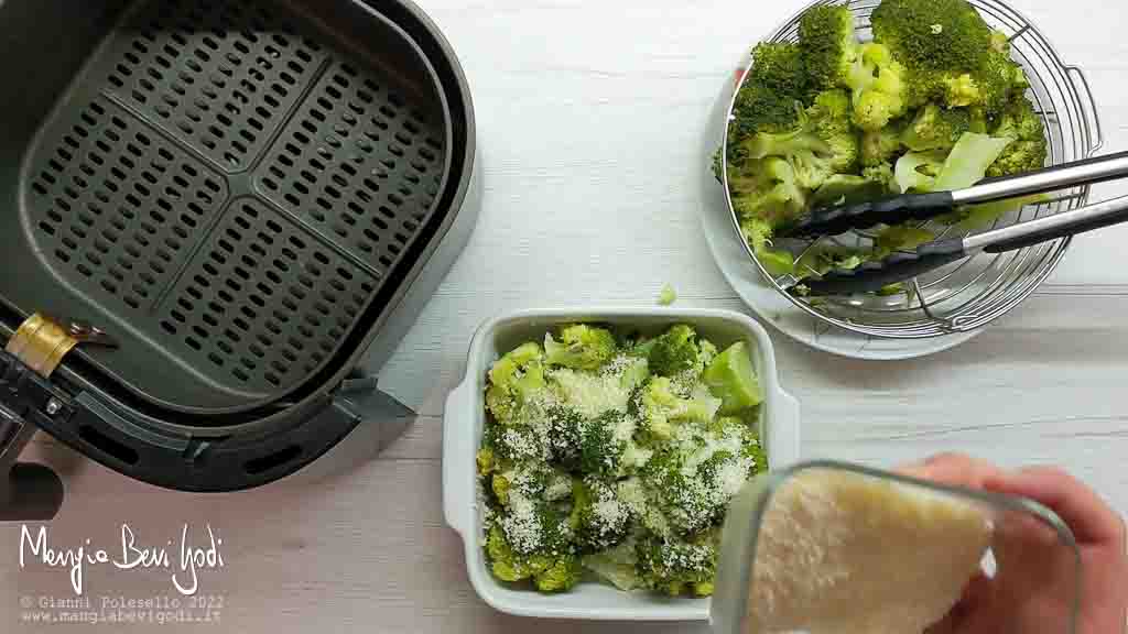 cospargere i broccoli con parmigiano