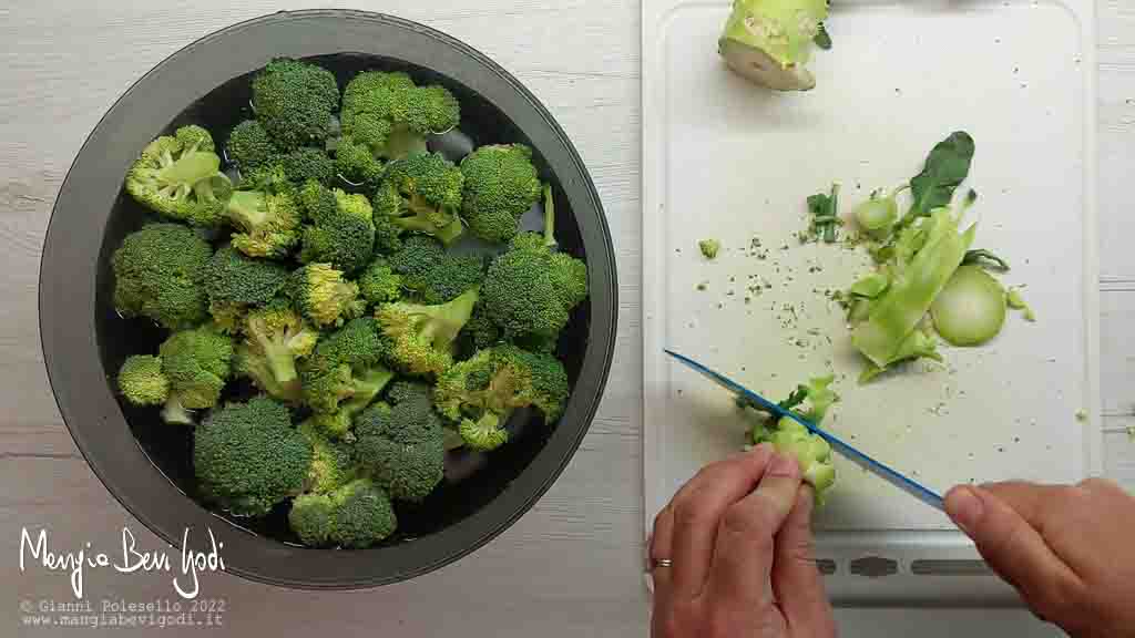 tagliare i broccoli