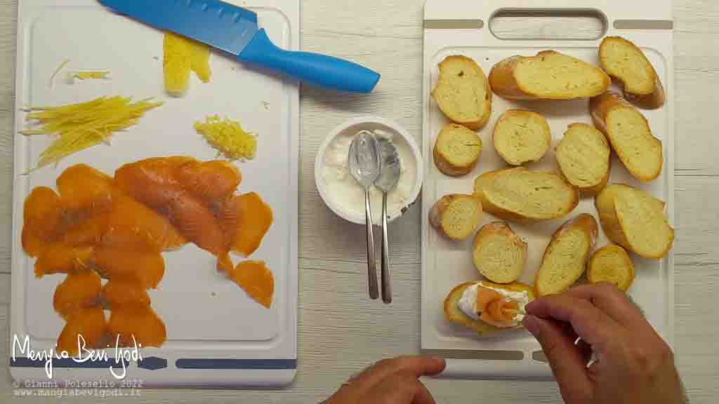 Aggiungere il salmone ai crostini