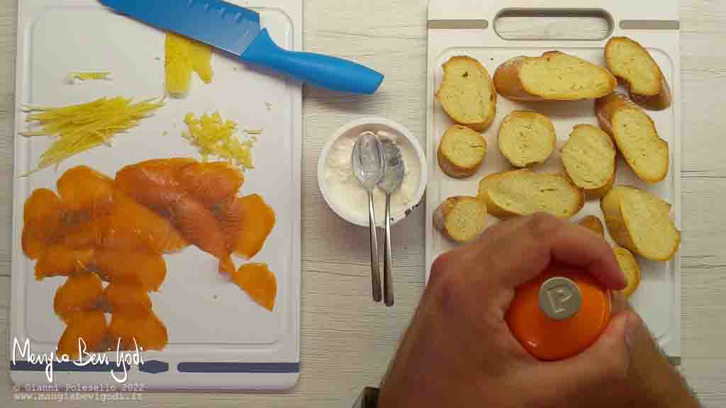 preparazione crostini salmone e burrata