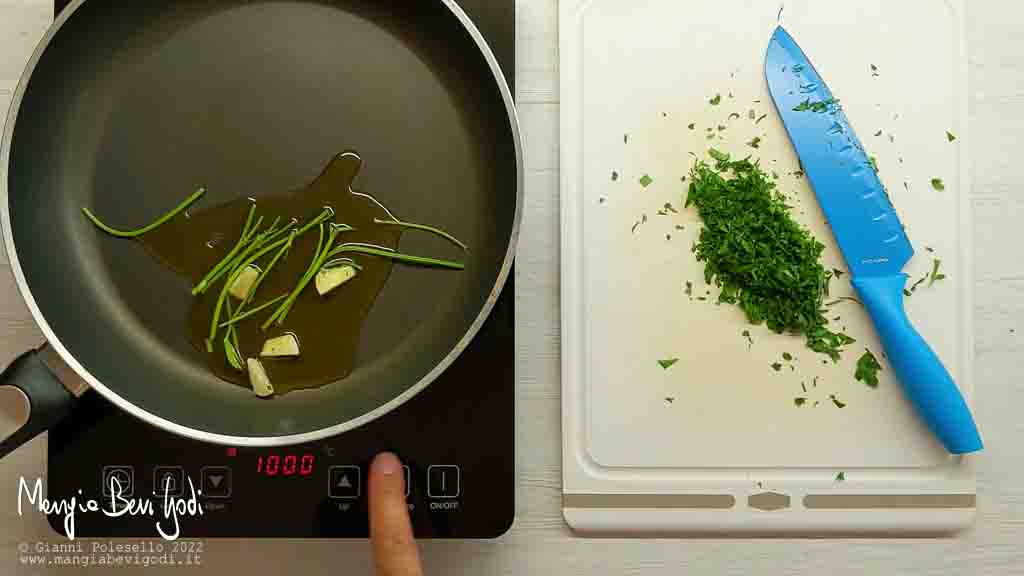 Soffriggere l'aglio e i gambi del prezzemolo