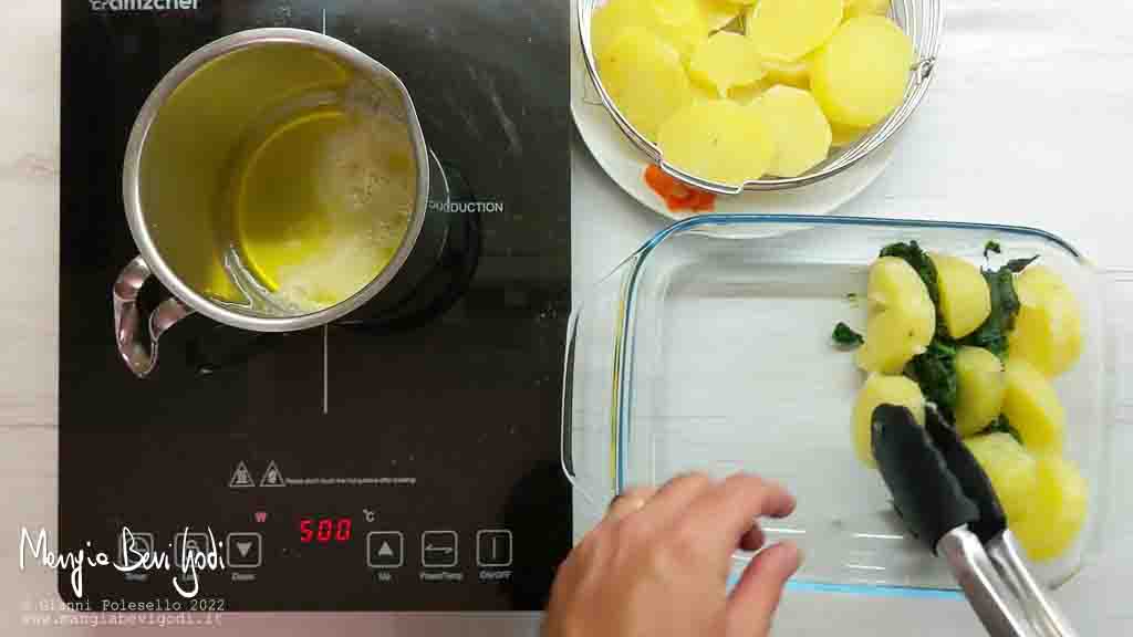 alternare patate e spinaci in una pirofila