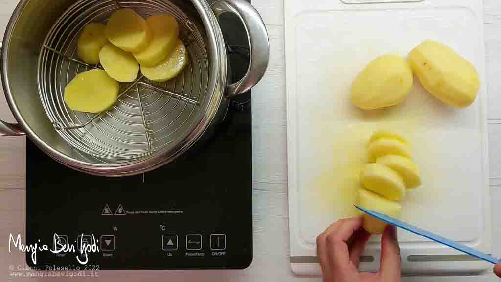 tagliare e cuocere le patate