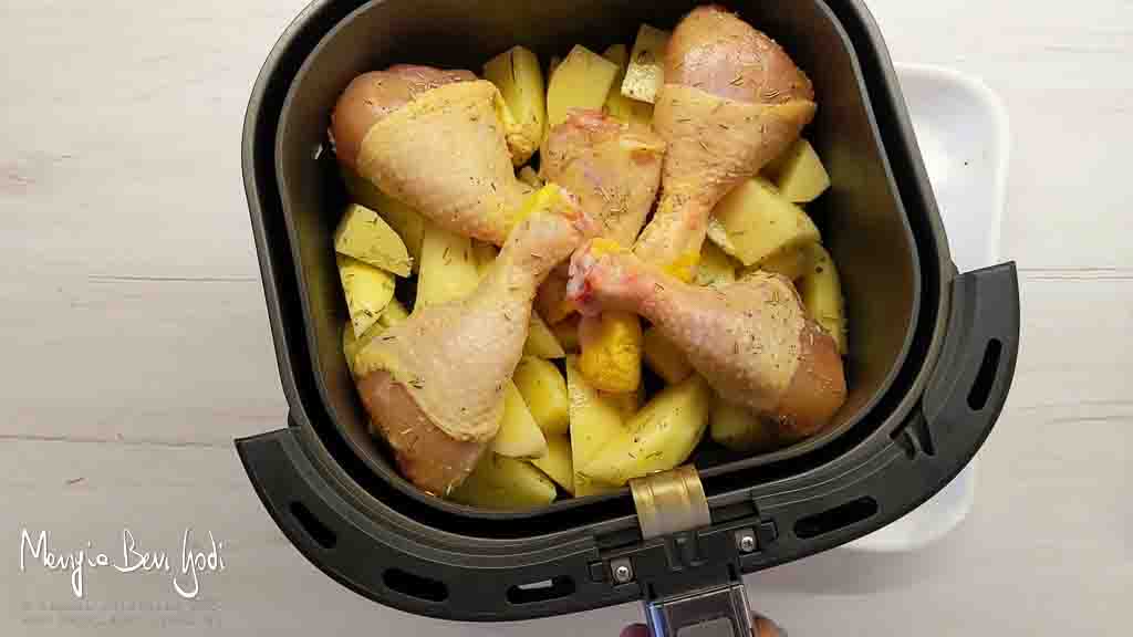 cottura cosce di pollo con patate nella friggitrice ad aria