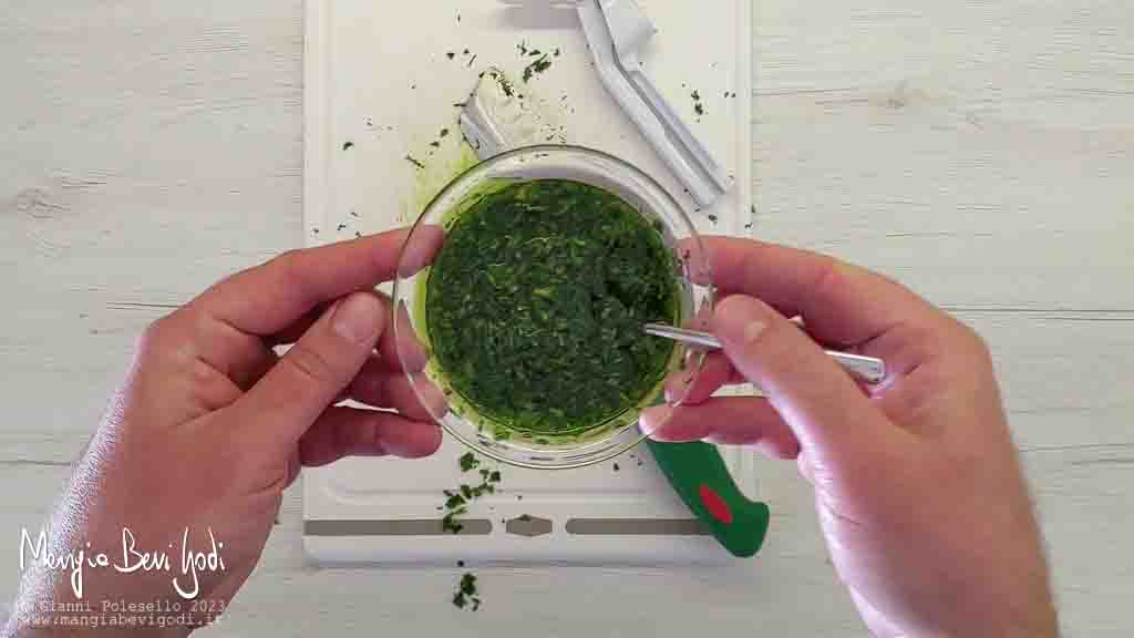 emulsione di aglio, olio e prezzemolo