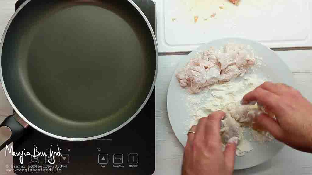 infarinare il pollo