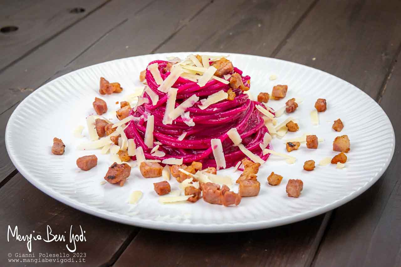 pasta con barbabietola e pancetta