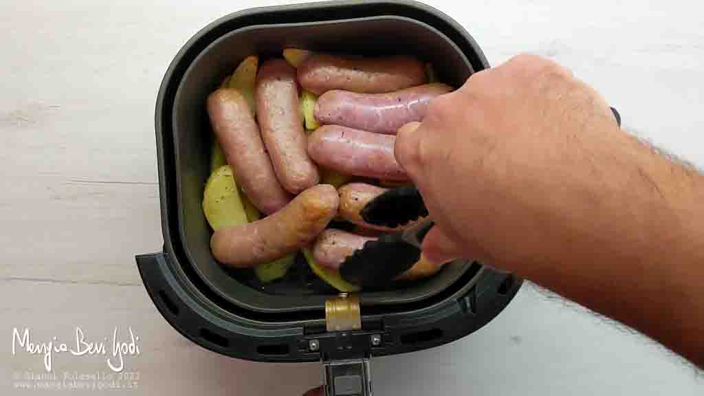 mescolare salsiccia e patate nella friggitrice ad aria