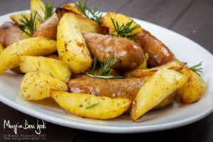 salsiccia e patate nella friggitrice ad aria