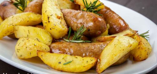 salsiccia e patate nella friggitrice ad aria