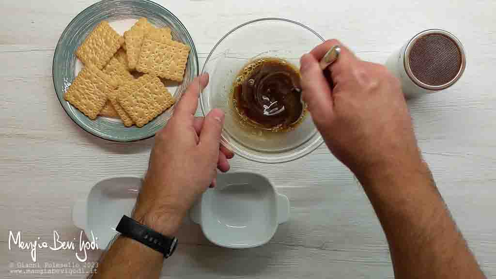 Mescolare zucchero e caffè