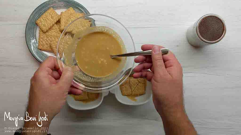 alternare yogurt e caffè ai biscotti secchi