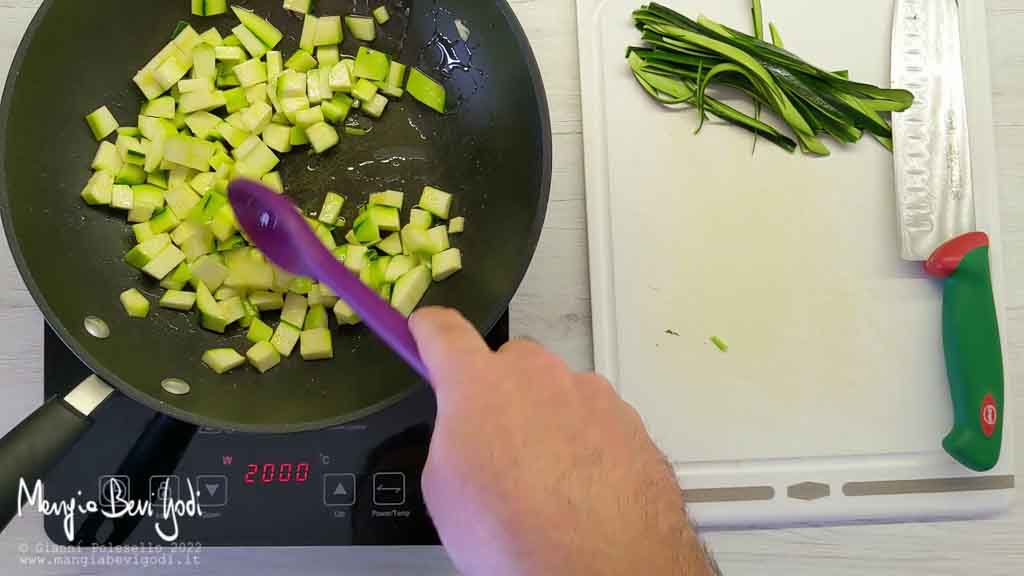 tagliare a cubetti la polpa delle zucchine