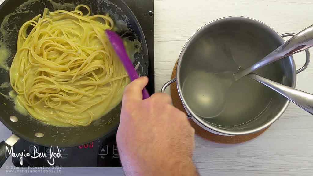 risottare la pasta con il sugo di zucchine