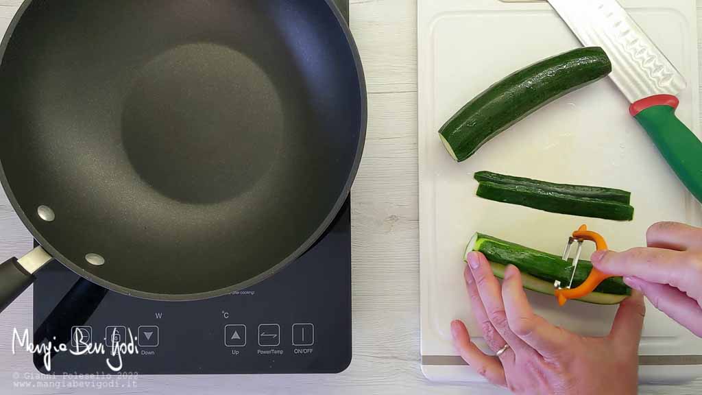 tagliare la buccia delle zucchine