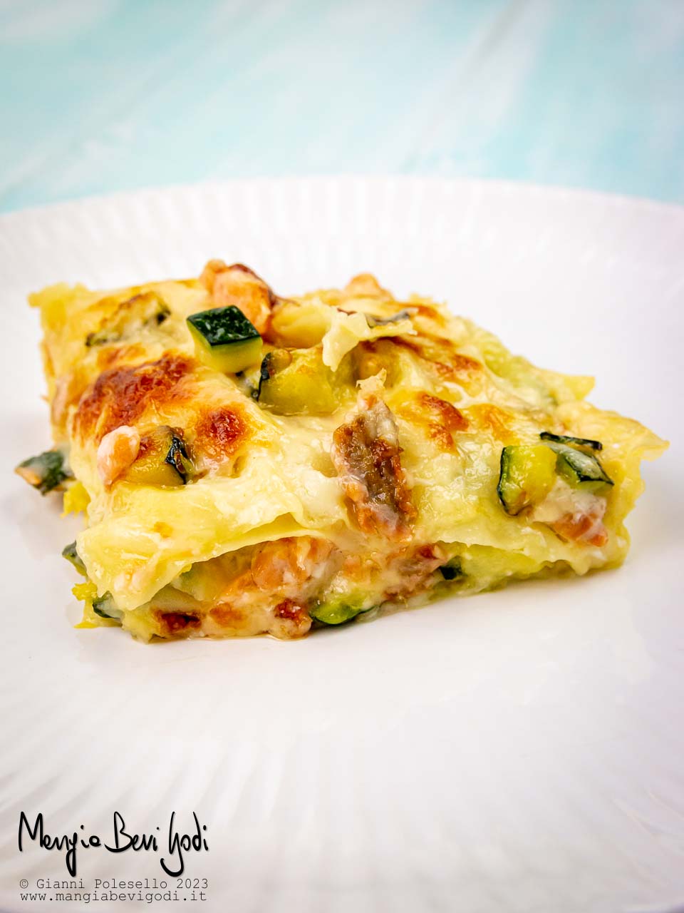 lasagne nella friggitrice ad aria con salmone e zucchine