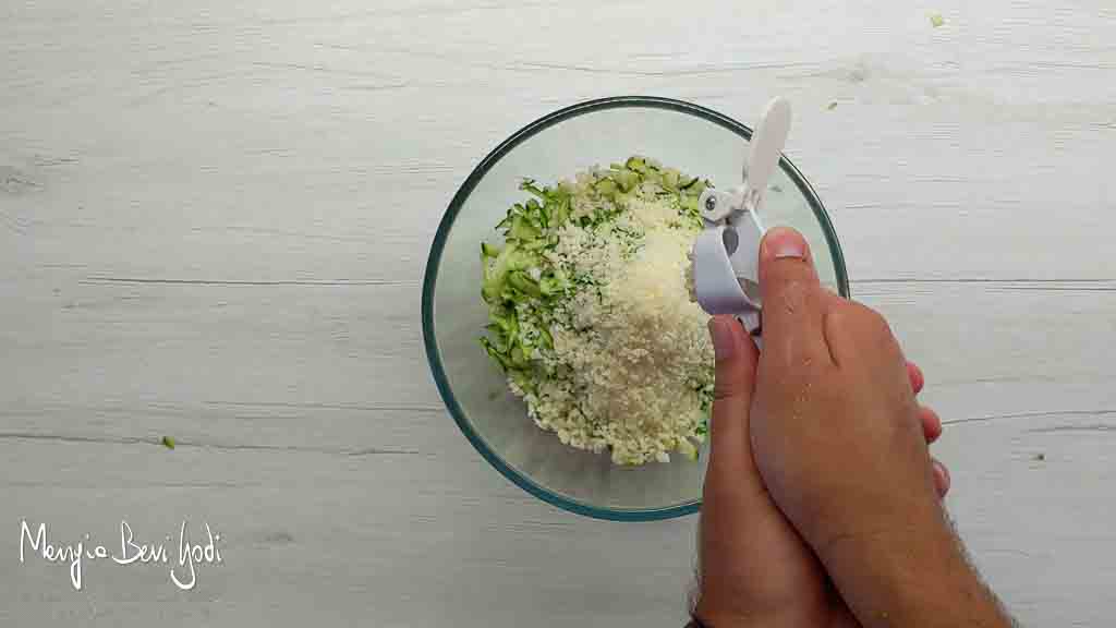 aggiungere aglio spremuto con lo spremiaglio