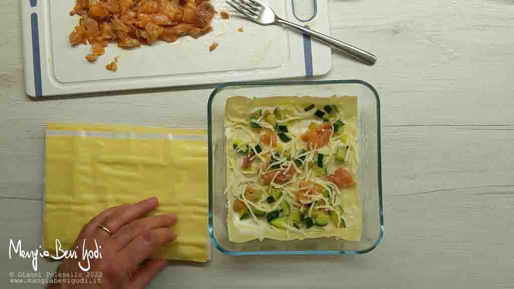 aggiungere salmone, zucchine e mozzarella