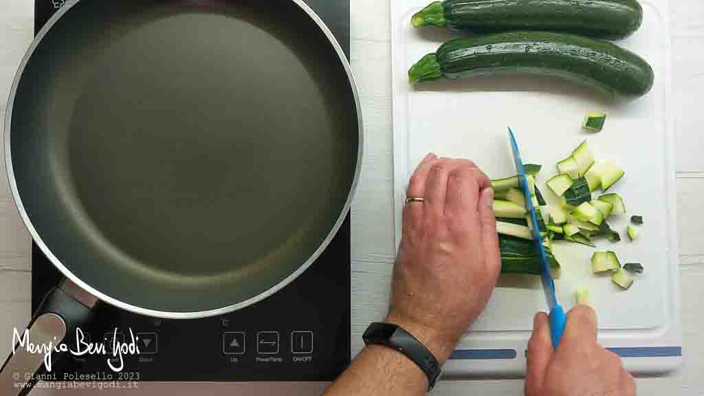 tagliare a cubetti le zucchine