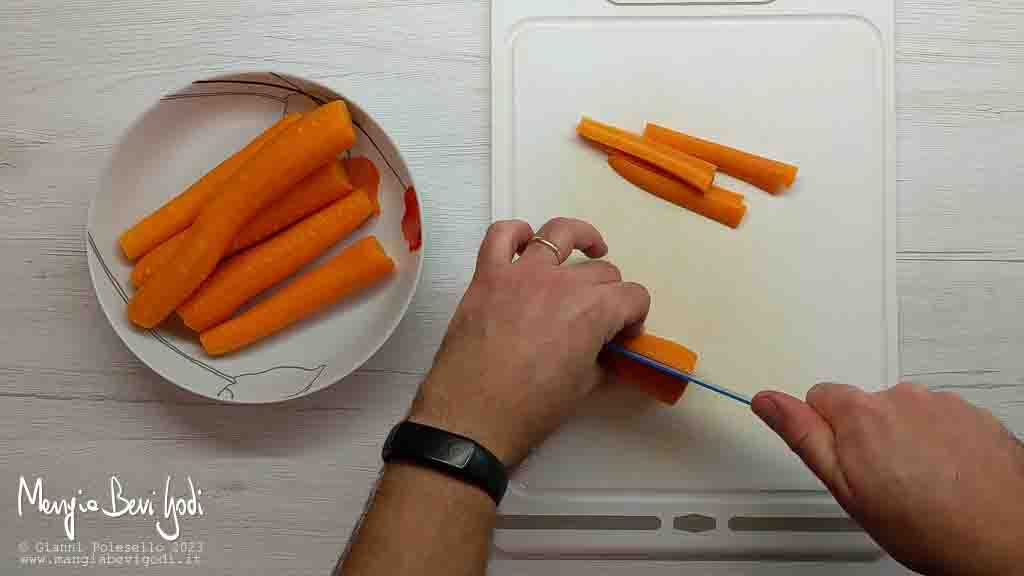 tagliare le carote a listarelle