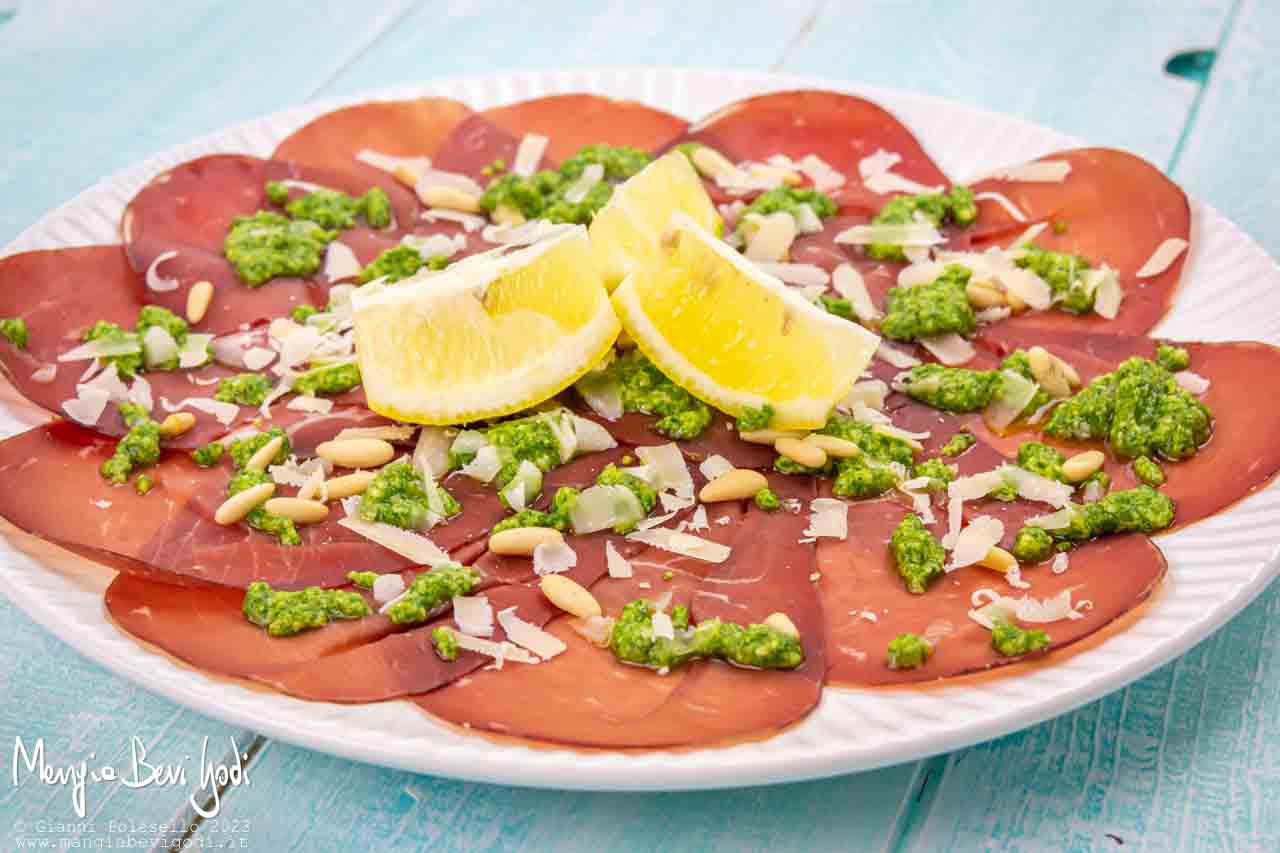 bresaola con pesto di rucola e grana