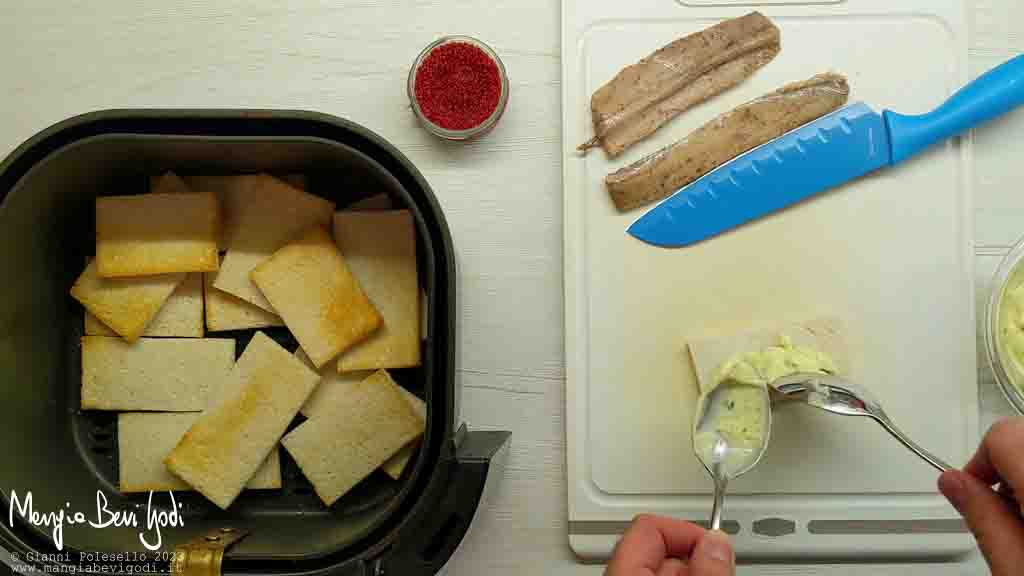 cospargere i crostini con la maionese