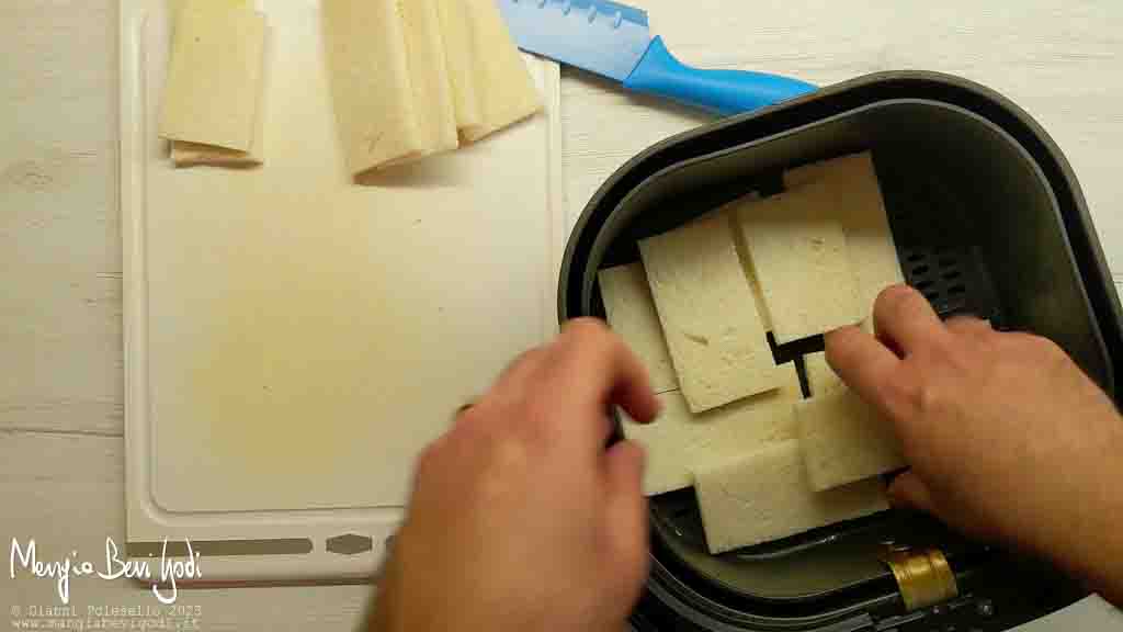 tagliare e tostare pane da tramezzini