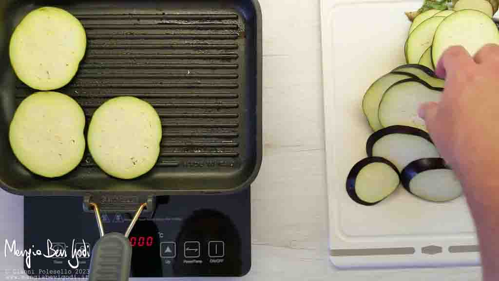 tagliare a fette e grigliare le melanzane