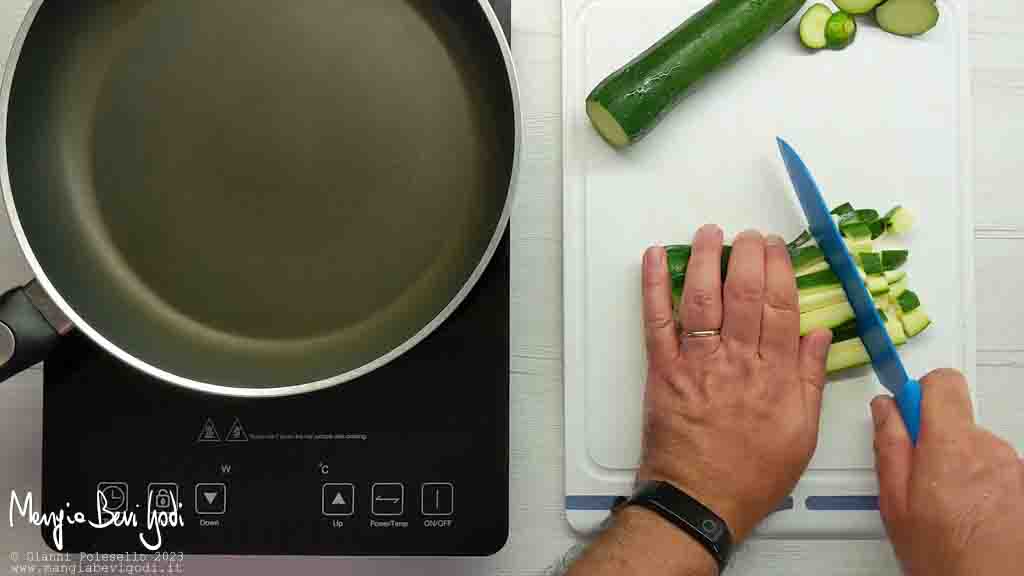 tagliare a cubetti le zucchine