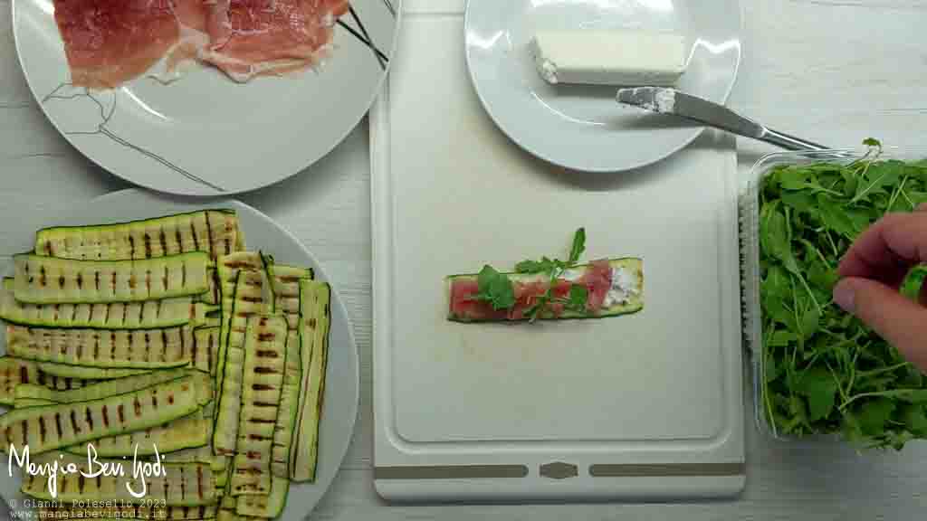 preparazione rotolini di zucchine con speck, caprino e rucola