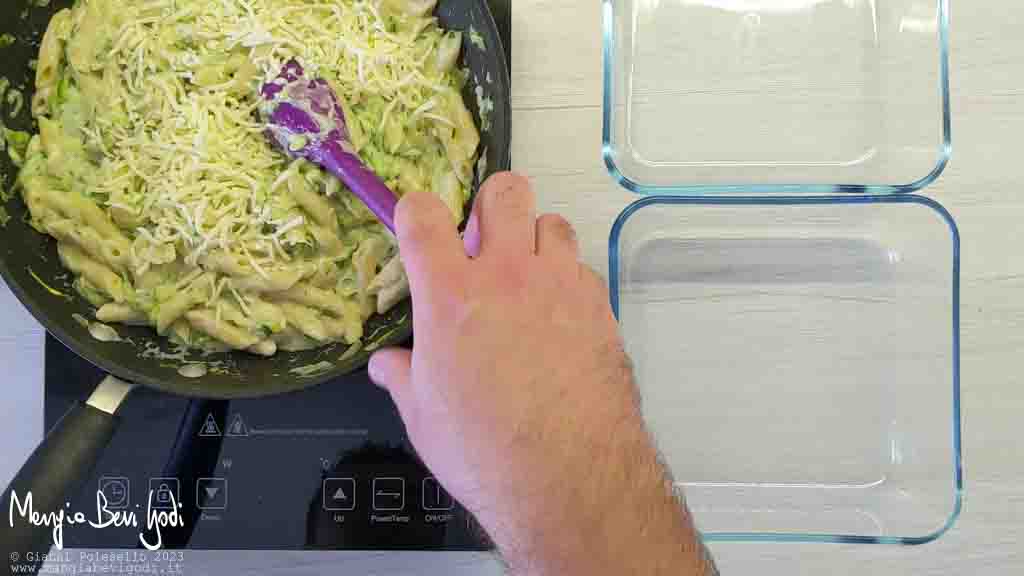 aggiungere mozzarella e besciamella alla pasta