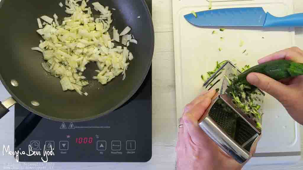 grattugiare zucchine mentre cipolla soffrigge