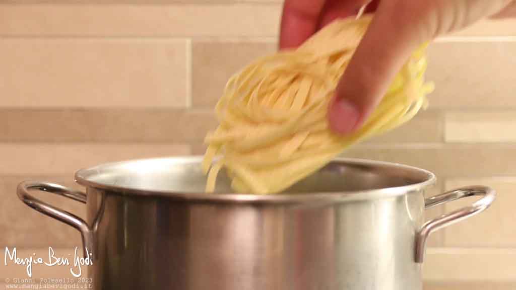 immergere le tagliatelle in acqua bollente salata