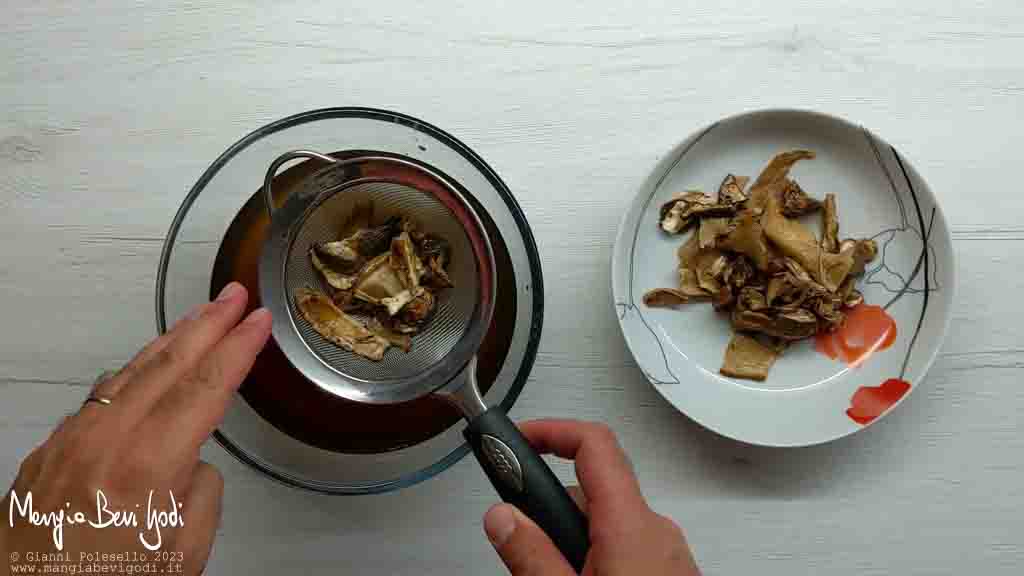 mettere a bagno i funghi secchi