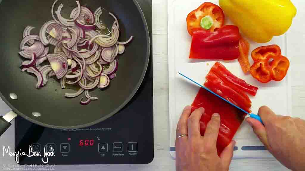 soffriggere la cipolla e tagliare i peperoni