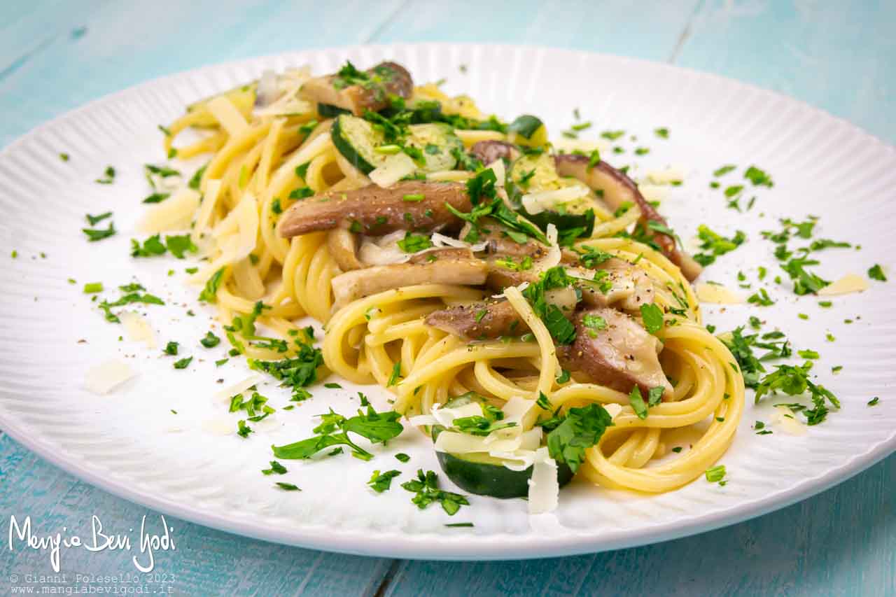 pasta con funghi e zucchine