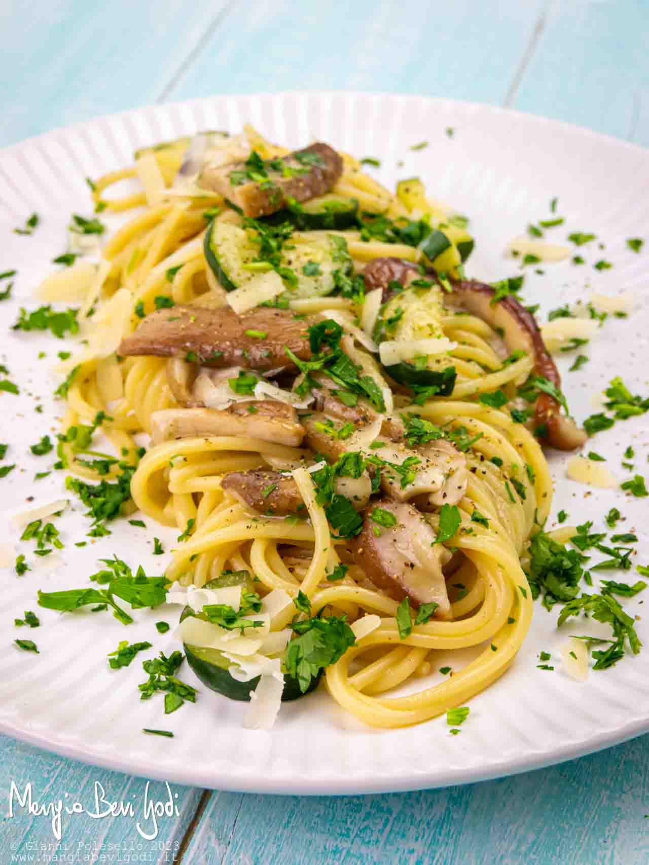 pasta con funghi e zucchine