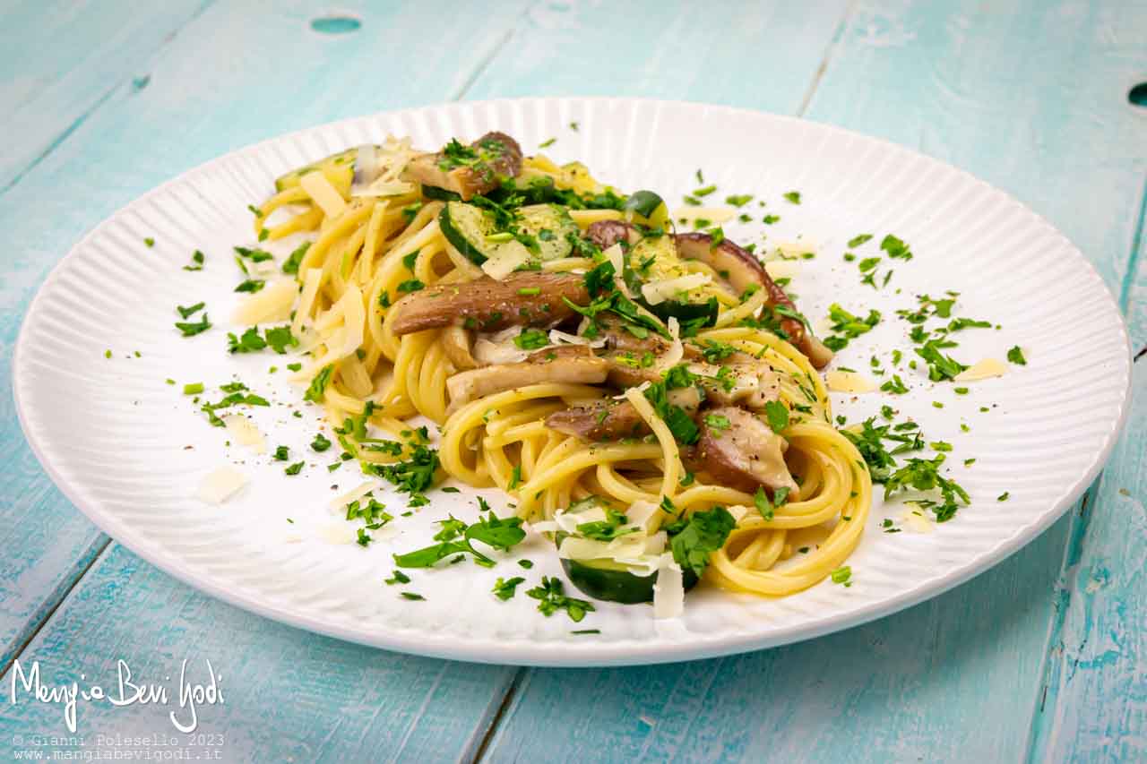 pasta con funghi e zucchine