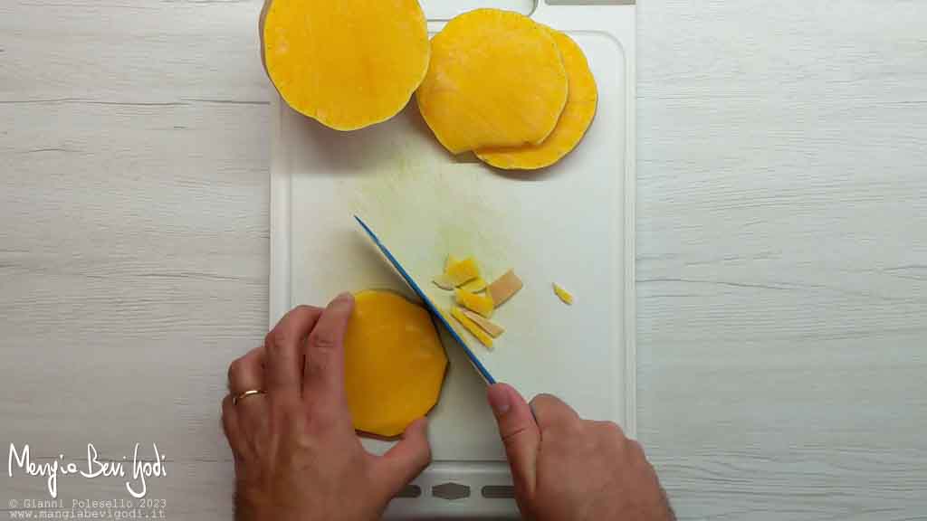 togliere la buccia alla zucca