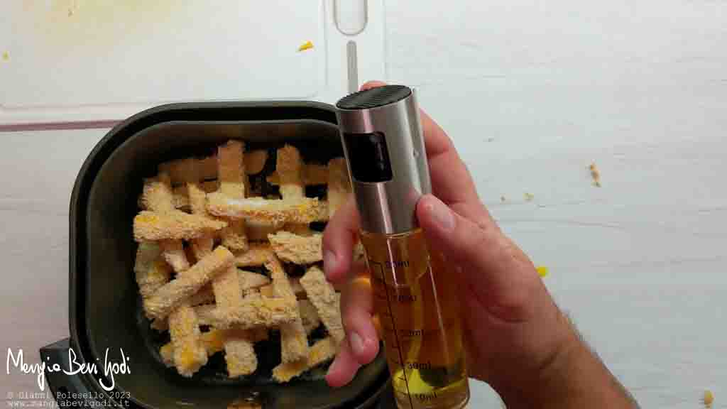 spruzzare olio sui bastoncini di zucca