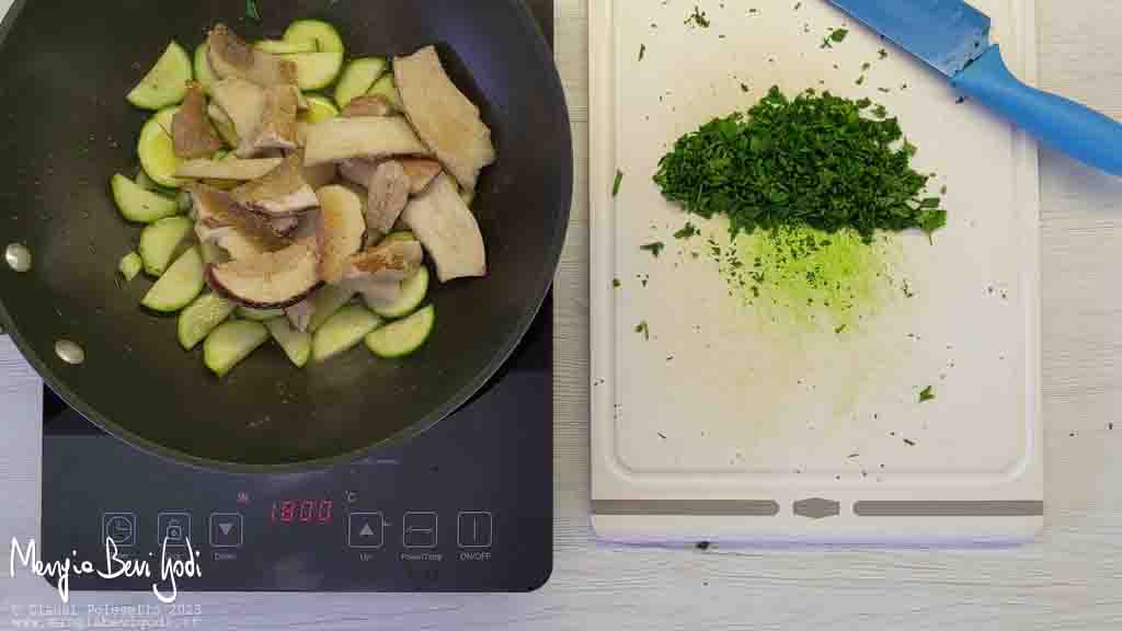 sugo con funghi porcini e zucchine in padella