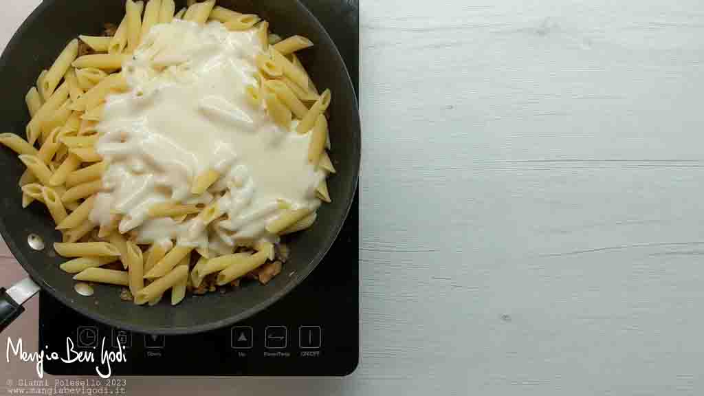 pasta in padella con salsiccia funghi e besciamella