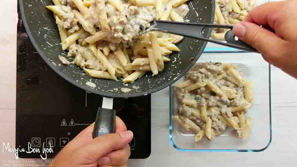 Trasferire la pasta nelle pirofile