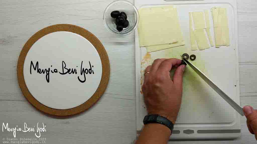 tagliare il formaggio e le olive