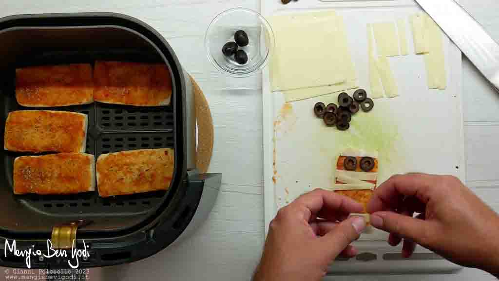 preparazione pizzette mummie di Halloween