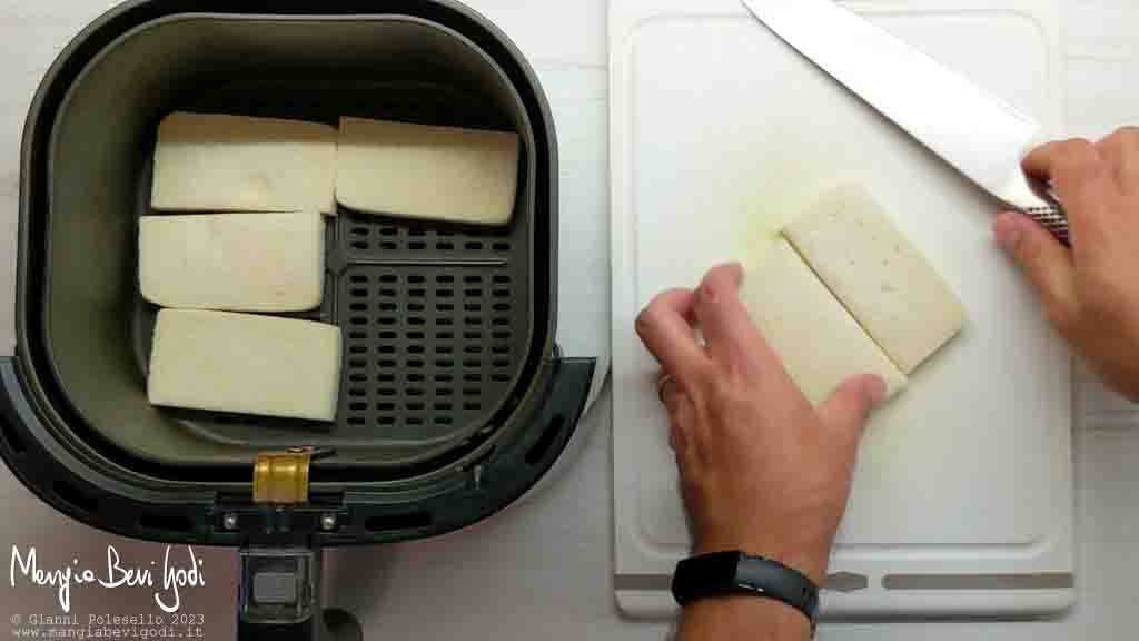 tagliare e tostare il pane da tramezzini