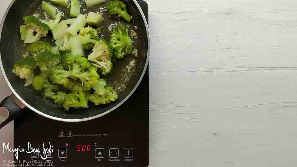aggiungere i broccoli al soffritto